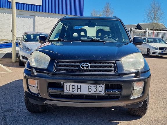 Toyota RAV4 2 of 12