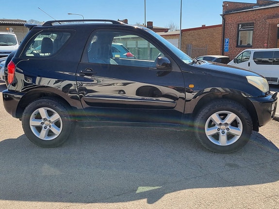 Toyota RAV4 4 of 12