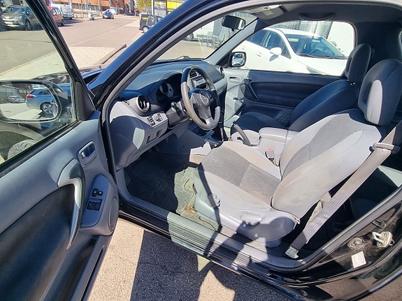 Toyota RAV4 10 of 12