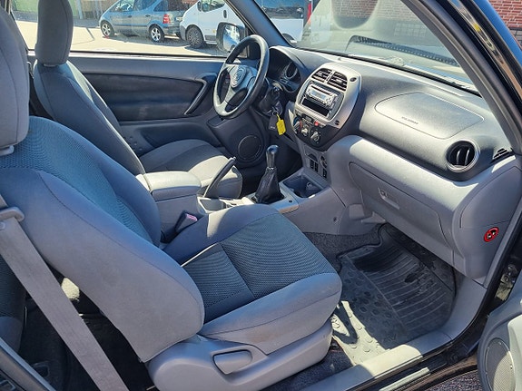 Toyota RAV4 11 of 12