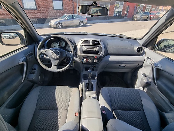 Toyota RAV4 9 of 12