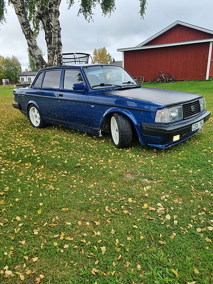 Volvo 240 4 of 8