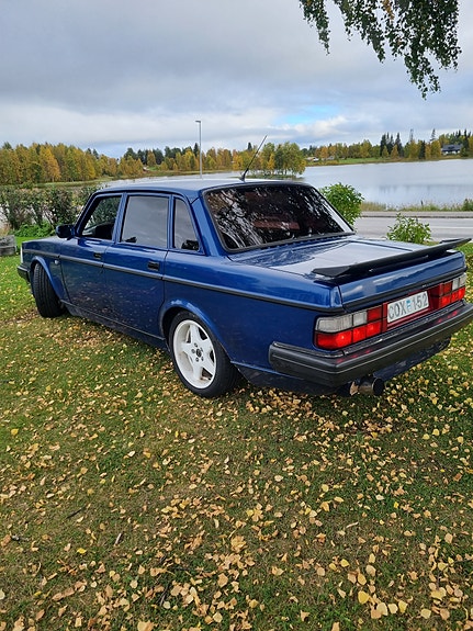 Volvo 240 3 of 8