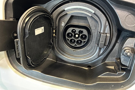 Mercedes-Benz GLC400 e 14 of 17