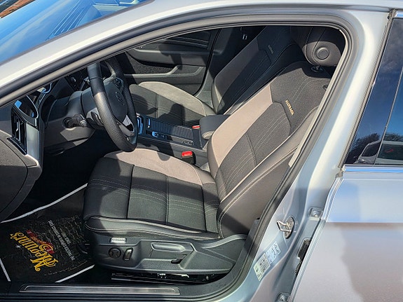 Volkswagen Passat Alltrack 2 of 5