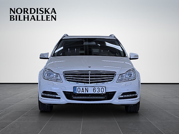 Mercedes-Benz C220 2 of 16