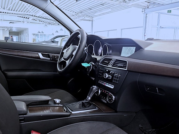 Mercedes-Benz C220 12 of 16