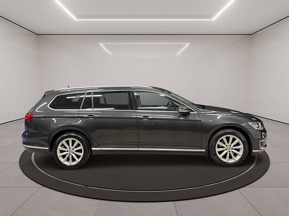 Volkswagen Passat 25 of 28