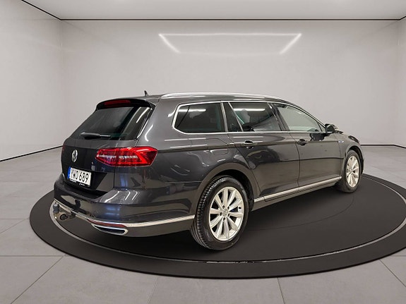 Volkswagen Passat 9 of 28