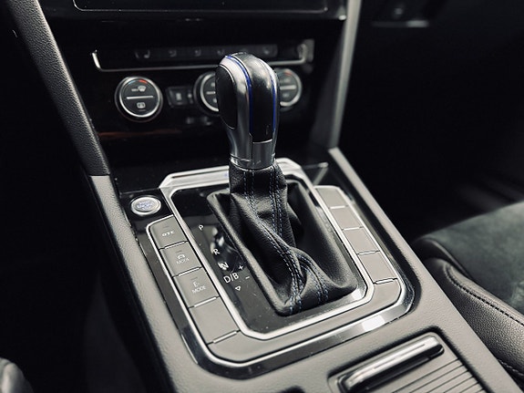 Volkswagen Passat 17 of 28