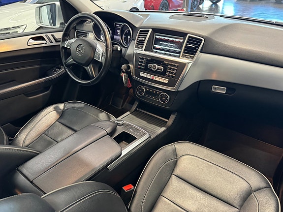 Mercedes-Benz ML350 12 of 24