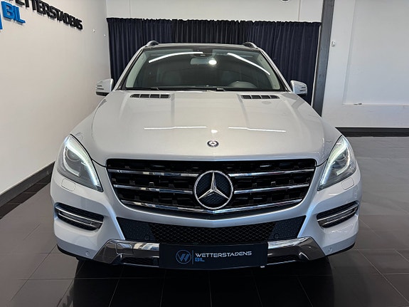 Mercedes-Benz ML350 3 of 5