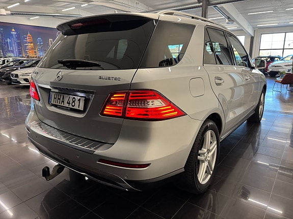 Mercedes-Benz ML350 5 of 5