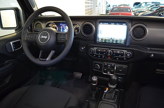 Jeep Wrangler Unlimited 2 of 5