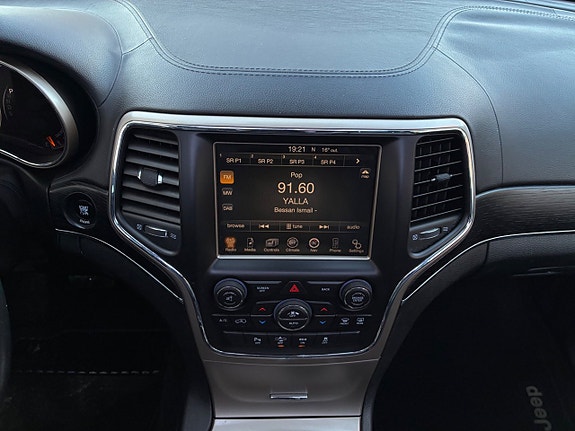 Jeep Grand Cherokee 28 of 30