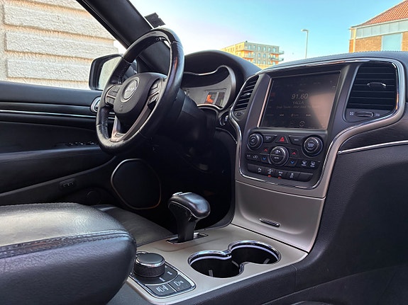 Jeep Grand Cherokee 24 of 30