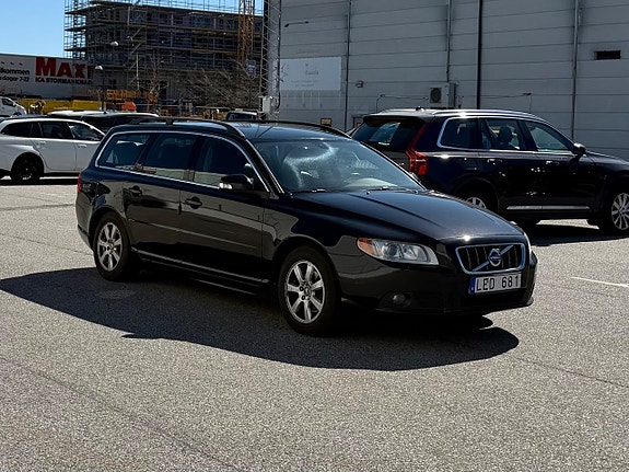 Volvo V70 2 of 8