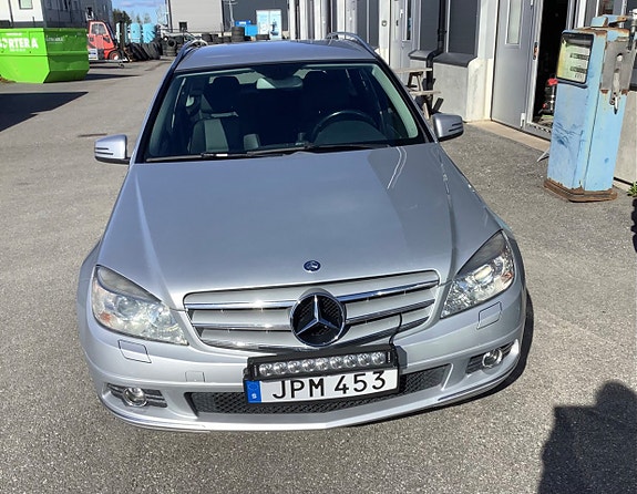 Mercedes-Benz C200 2 of 5