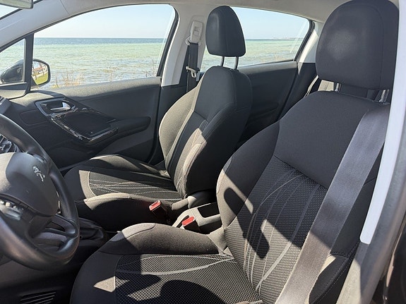 Peugeot 208 8 of 19