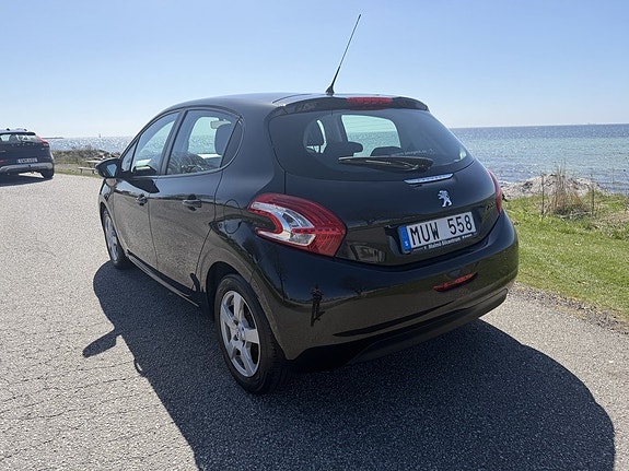 Peugeot 208 3 of 5