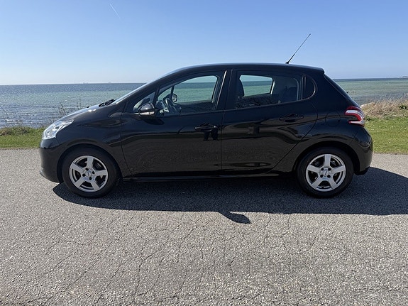 Peugeot 208 2 of 5