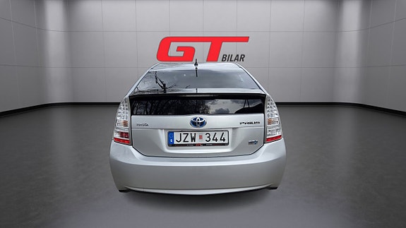 Toyota Prius 8 of 19