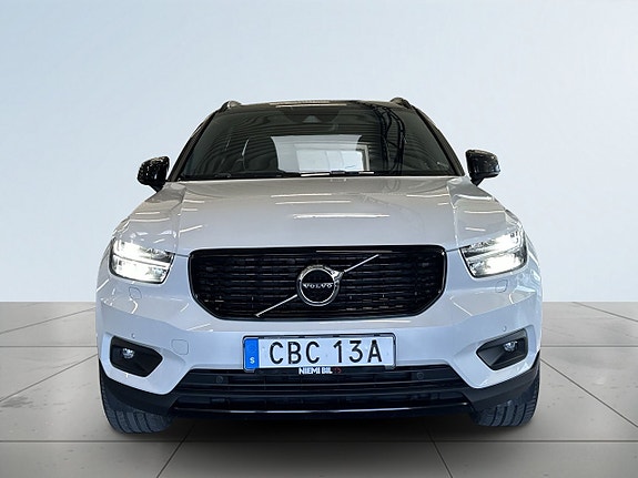 Volvo XC40 2 of 5