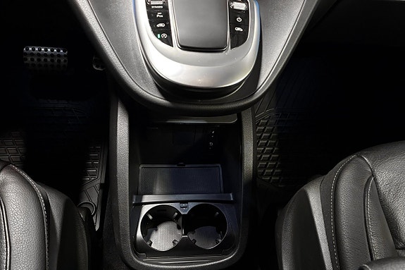 Mercedes-Benz V300 d 24 of 27