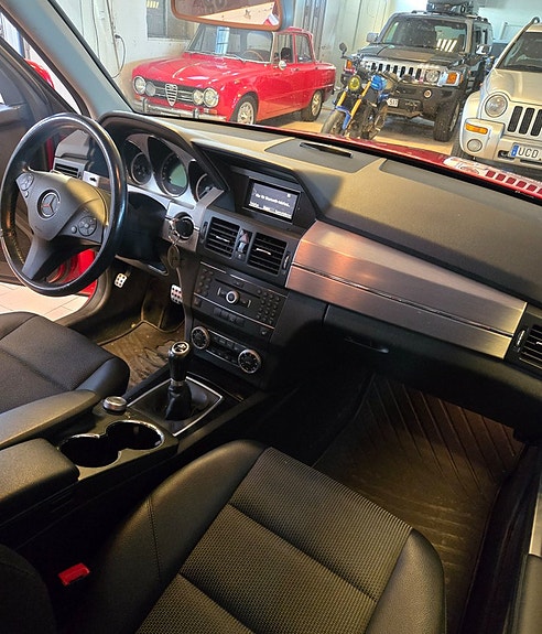 Mercedes-Benz GLK200 6 of 9