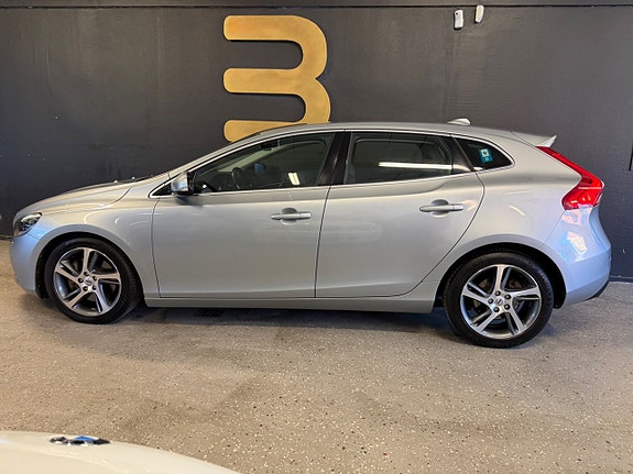 Volvo V40 2 of 5