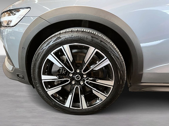 Volvo V60 Cross Country 8 of 18