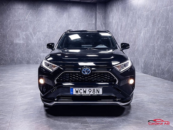 Toyota RAV4 Plug-in Hybrid 2 of 5