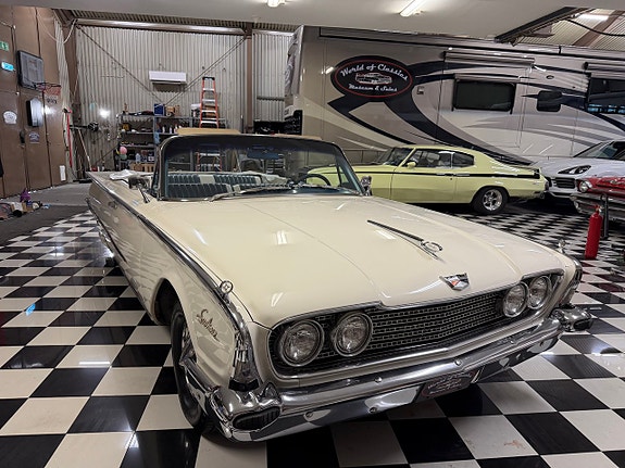 Ford Galaxie 8 of 25