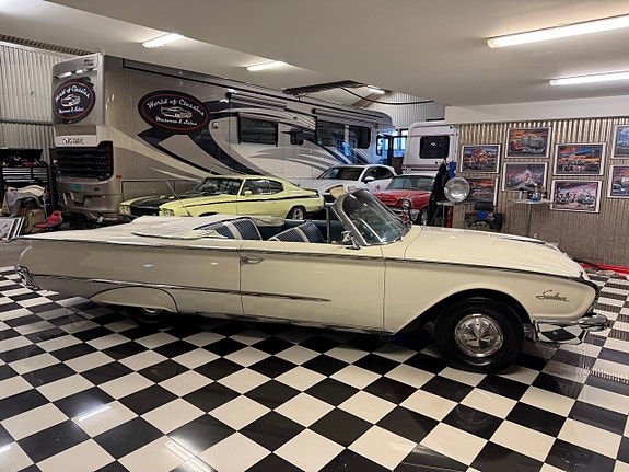 Ford Galaxie 9 of 25