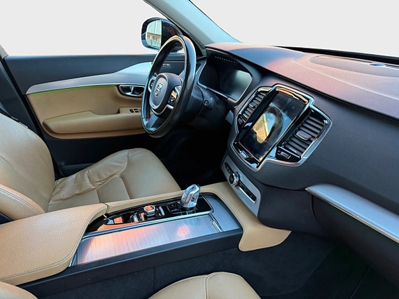 Volvo XC90 24 of 30