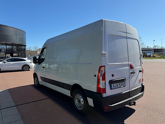 Nissan NV400 2 of 5