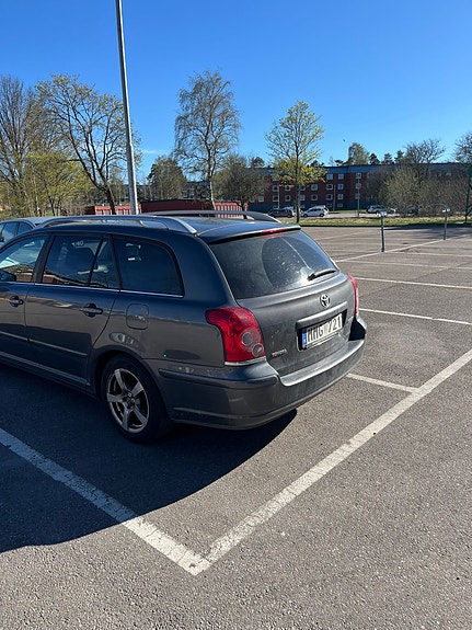 Toyota Avensis 4 of 5