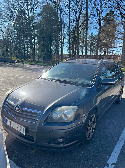Toyota Avensis 2 of 5