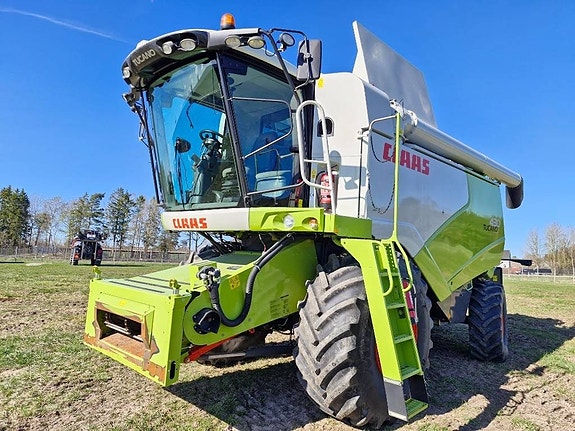 CLAAS Tucano 430 4WD 2 of 5