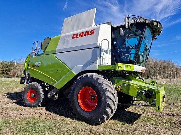 CLAAS Tucano 430 4WD 3 of 5