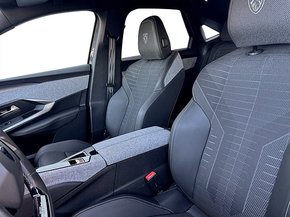 Peugeot e-3008 5 of 5