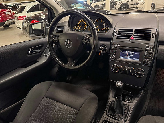 Mercedes-Benz A180 3 of 5