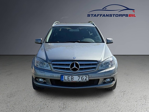 Mercedes-Benz C220 2 of 12