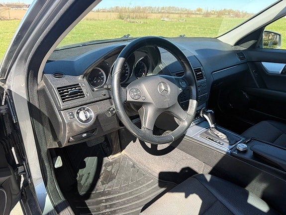 Mercedes-Benz C220 10 of 12