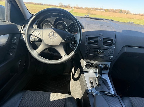 Mercedes-Benz C220 11 of 12