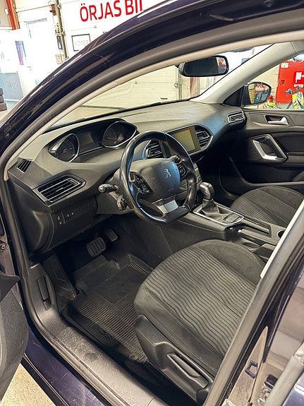 Peugeot 308 SW 2 of 5