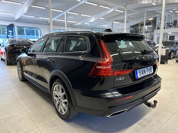 Volvo V60 Cross Country 4 of 5