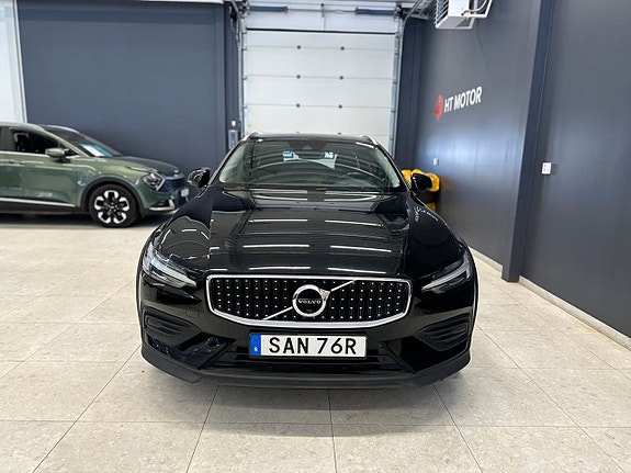 Volvo V60 Cross Country 2 of 5