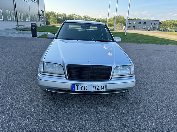 Mercedes-Benz C220 3 of 6