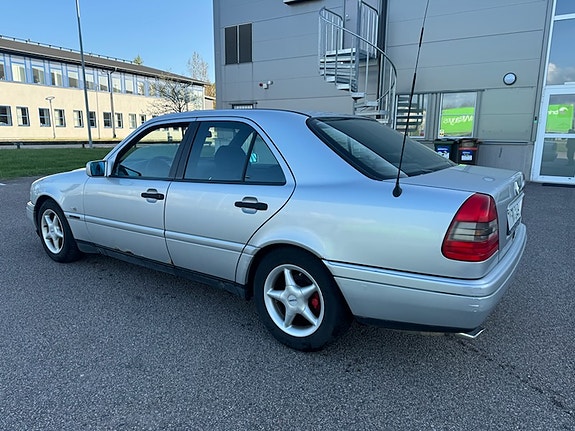 Mercedes-Benz C220 5 of 6